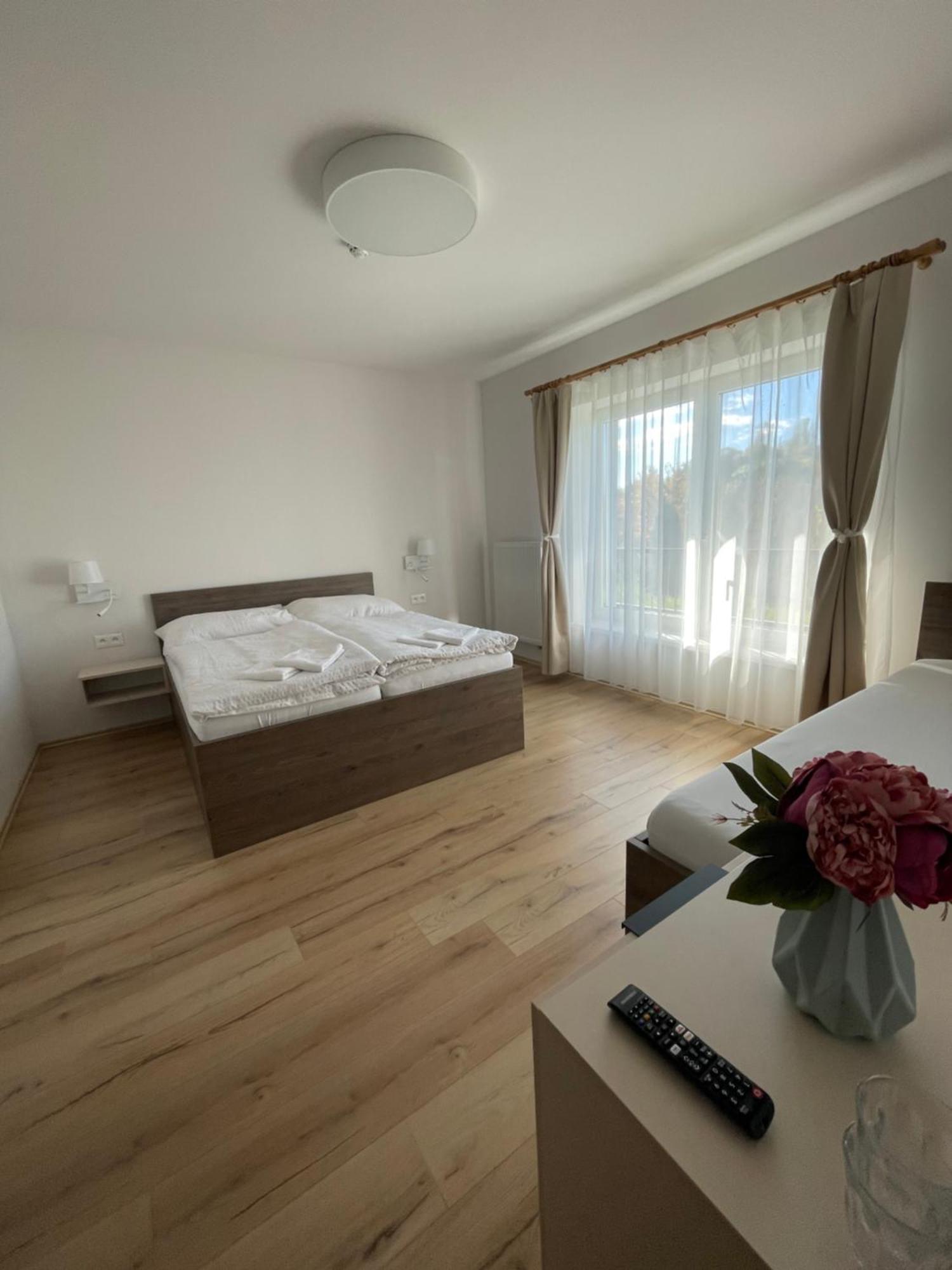 Hotel Zafir à Dunajská Streda Extérieur photo