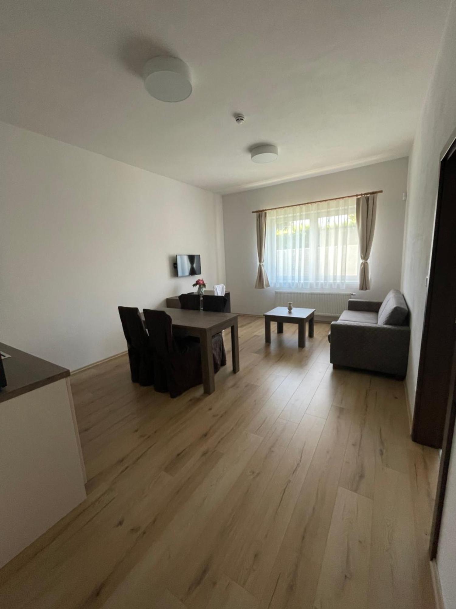 Hotel Zafir à Dunajská Streda Extérieur photo